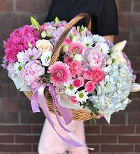 Цветочная композиция из Розы, Хризантемы, Пионы и Лизиантусы в корзине в Принцевке