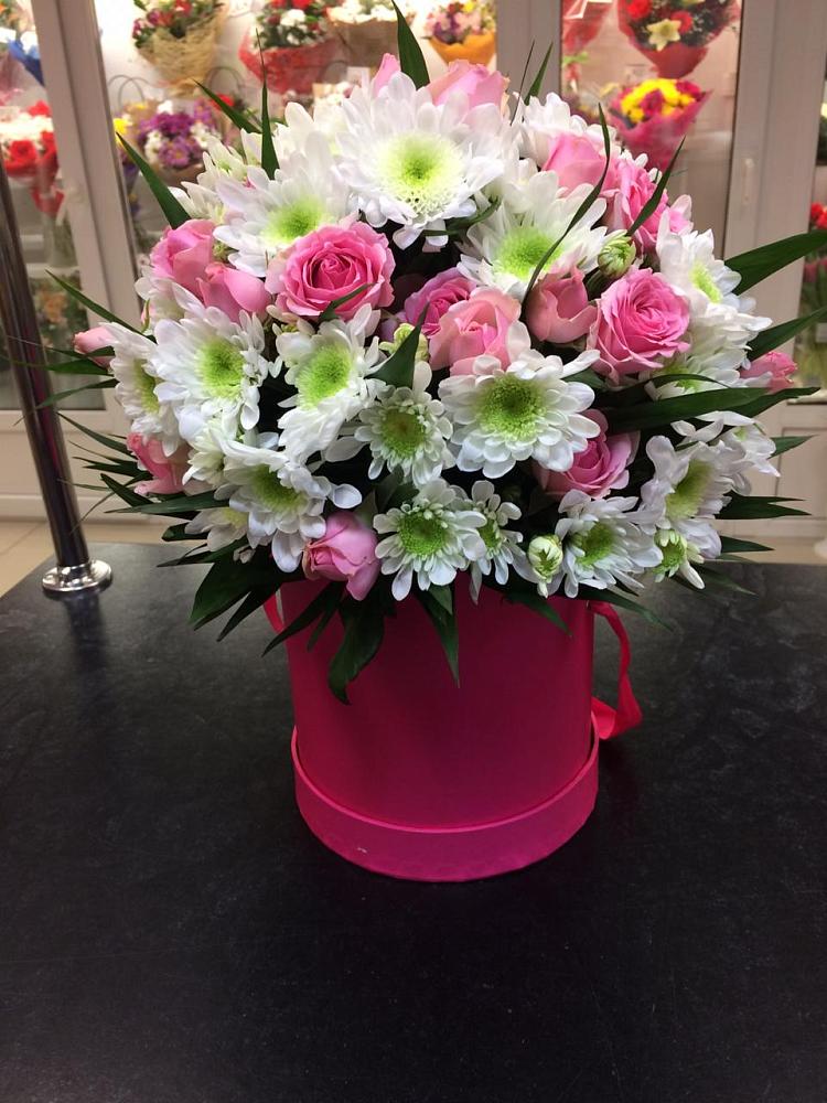 Цветочная композиция из Розы и Хризантемы в шляпной коробке в Принцевке