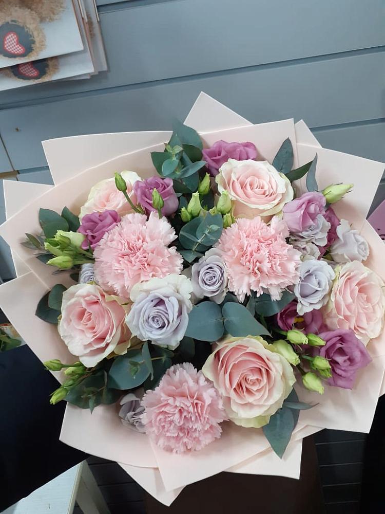 Букет цветов из: Розы, Гвоздики и Лизиантусы в Принцевке